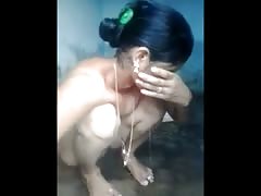 sexy indian GF bathing bf captured