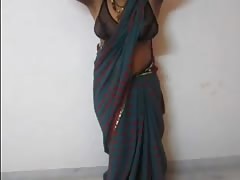 Indian housewife expose her big boobs in saree